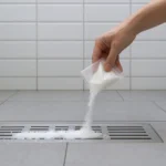 Persona limpiando coladera Fleximatic para eliminar residuos