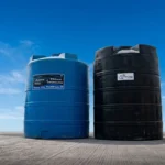 Tinaco azul y cisterna negra de 10000 litros de Grupo Casher en Querétaro.