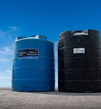 Tinaco azul y cisterna negra de 10000 litros de Grupo Casher en Querétaro.