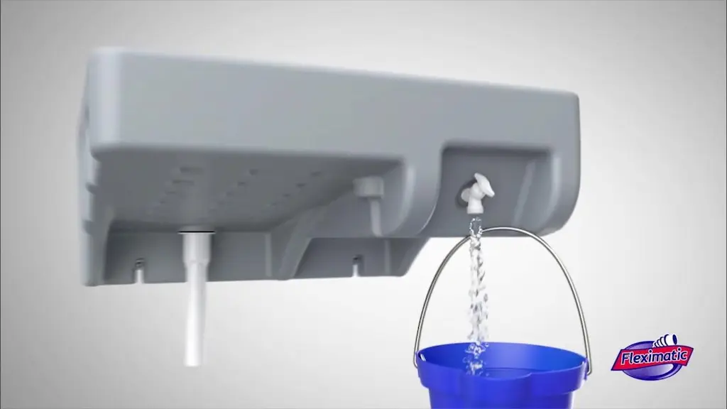 Desagüe del lavadero de plástico vaciando agua en una cubeta.