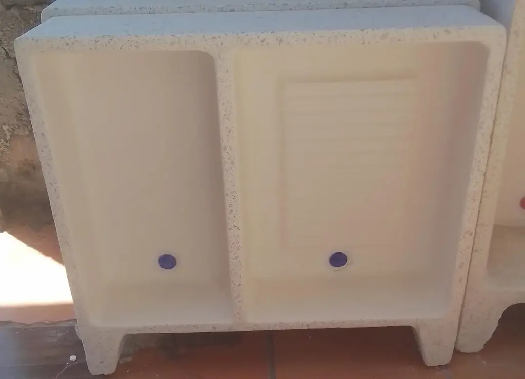 Lavadero de granito color blanco con tallador.